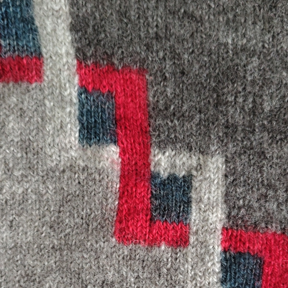 Geometric Patterned Gray Sweater - image 6